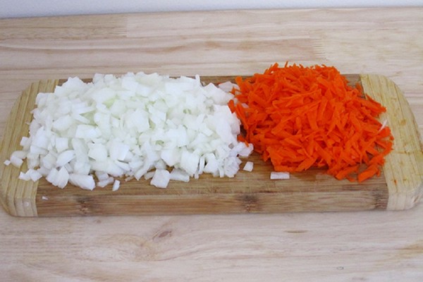 คาเวียร์จากบวบ - สูตรที่มีมายองเนสพริกไทยผ่านเครื่องบดเนื้อในหลายตัวแปร