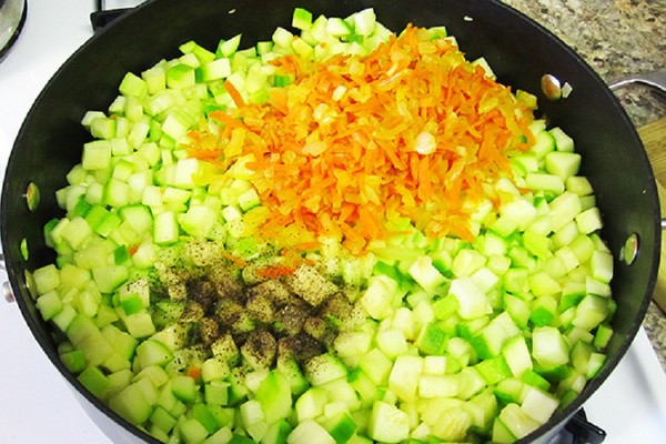 คาเวียร์จากบวบ - สูตรที่มีมายองเนสพริกไทยผ่านเครื่องบดเนื้อในหลายตัวแปร