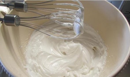 วิธีการทำครีมสำหรับ Cappeycakes: สูตรสำหรับเนยช็อกโกแลตและโปรตีนครีม