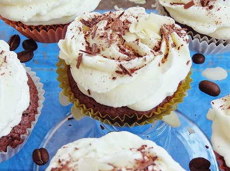 วิธีการทำครีมสำหรับ Cappeycakes: สูตรสำหรับเนยช็อกโกแลตและโปรตีนครีม