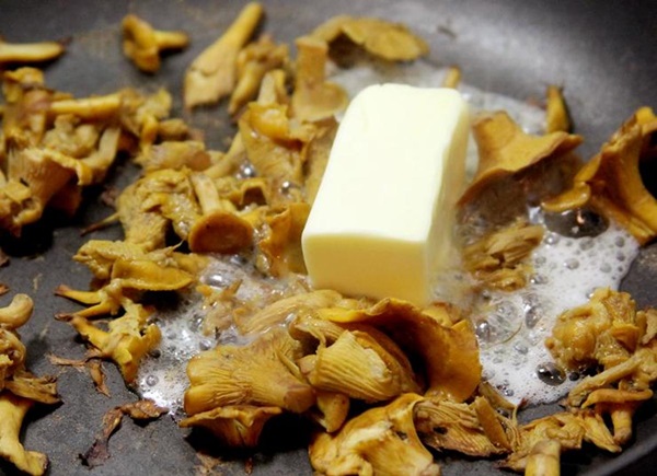 วิธีการปรุงอาหาร chanterelles ในกระทะ
