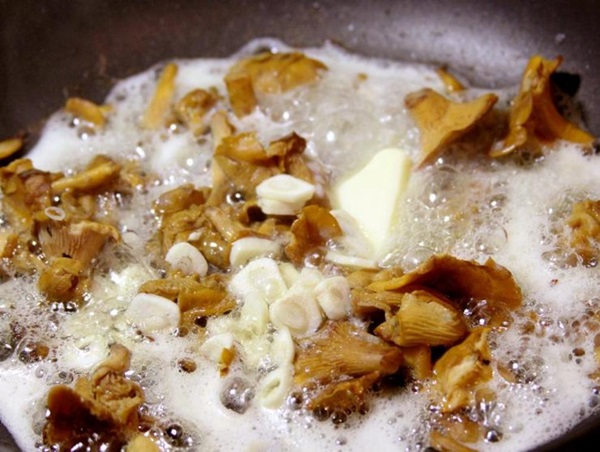 วิธีการปรุงอาหาร chanterelles ในกระทะ