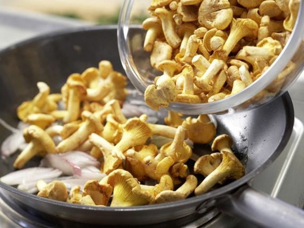 วิธีการปรุงอาหาร chanterelles ในกระทะ
