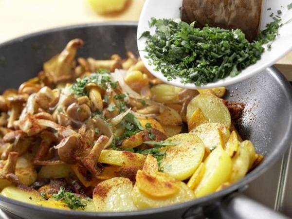 วิธีการปรุงอาหาร chanterelles ในกระทะ