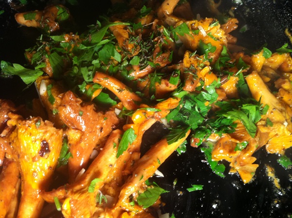 วิธีการปรุงอาหาร chanterelles ในกระทะ