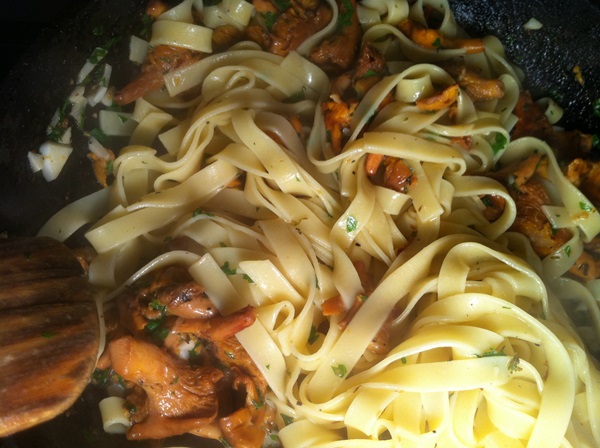 วิธีการปรุงอาหาร chanterelles ในกระทะ
