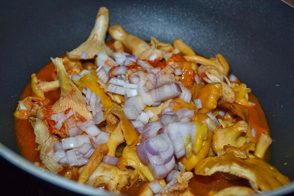 วิธีการปรุงอาหาร chanterelles ในกระทะ