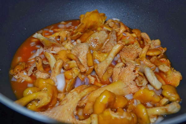 วิธีการปรุงอาหาร chanterelles ในกระทะ