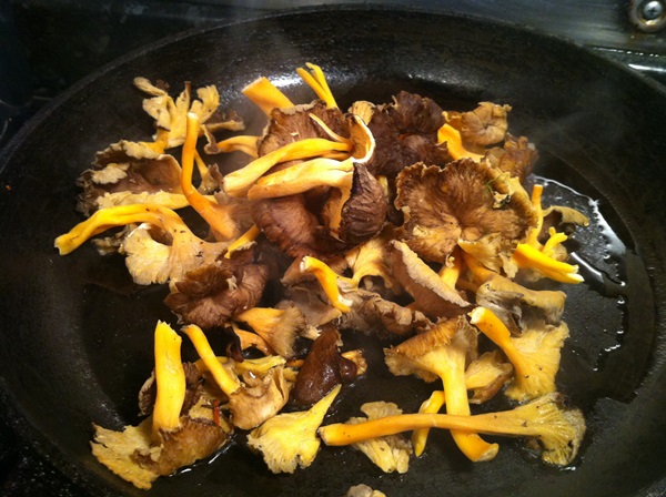 วิธีการปรุงอาหาร chanterelles ในกระทะ