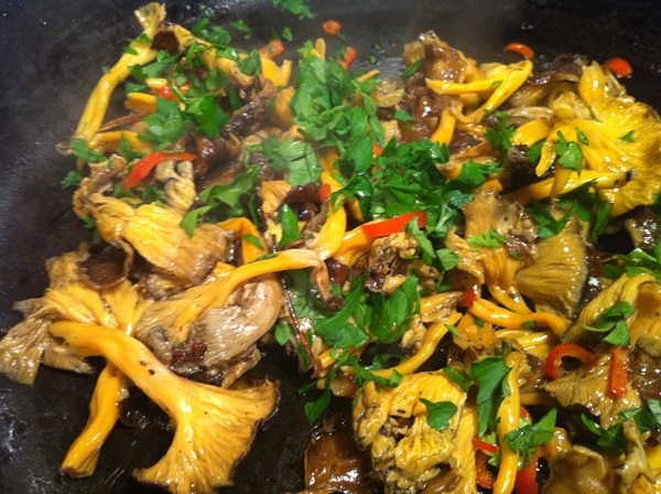 วิธีการปรุงอาหาร chanterelles ในกระทะ