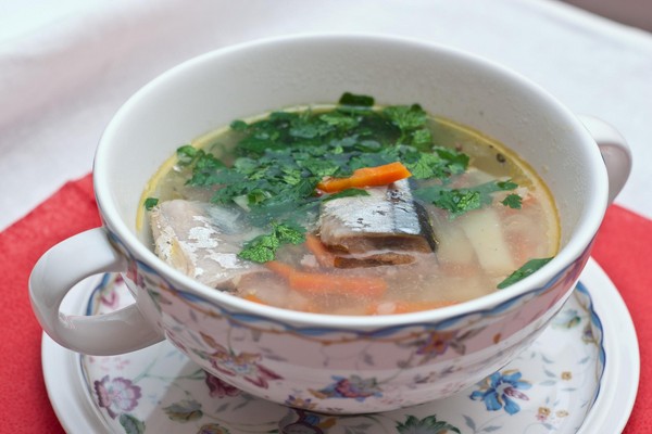 ซุปจาก saury กระป๋อง: สูตรอร่อยและมีประโยชน์