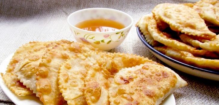 พายเค้กฝรั่งกับเนื้อ - chebureks พายเค้กฝรั่งกับเนื้อ - chebureks