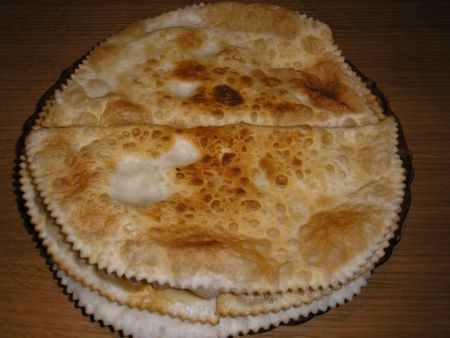 พายเค้กฝรั่งกับเนื้อ - chebureks พายเค้กฝรั่งกับเนื้อ - chebureks