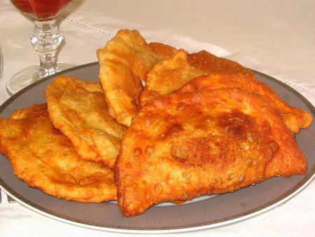 พายเค้กฝรั่งกับเนื้อ - chebureks พายเค้กฝรั่งกับเนื้อ - chebureks