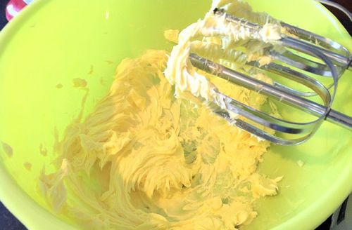 สูตรสำหรับคัพเค้กแสนอร่อยและผิดปกติในแบบหลายขั้นตอนทีละขั้นตอนพร้อมรูปถ่าย