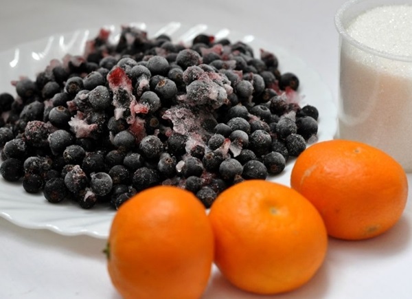 ผลไม้แช่อิ่มจาก chokeberry ashberry