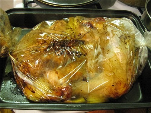 วางไก่ลงในปลอกในเตาอบ ไก่อยู่ในปลอกหมอน