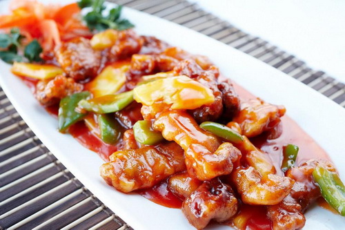 เนื้อซอสเปรี้ยวหวานสูตรหมูที่ง่ายและอร่อยในซอสเปรี้ยวหวานกับถั่วแดง