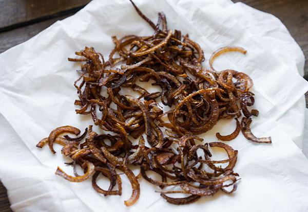สูตรที่ผิดปกติ: สลัดแสนอร่อยกับฟักทองและหัวหอมในทอดลึก