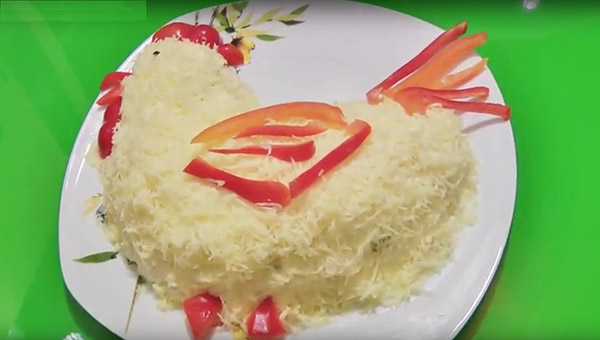 สลัดปีใหม่ - สูตรง่ายราคาไม่แพงและอร่อยสำหรับปีใหม่ 2017 Cock กับภาพ