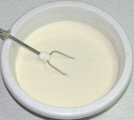 โยเกิร์ตผสมกับส่วนผสม kefir กับน้ำตาล