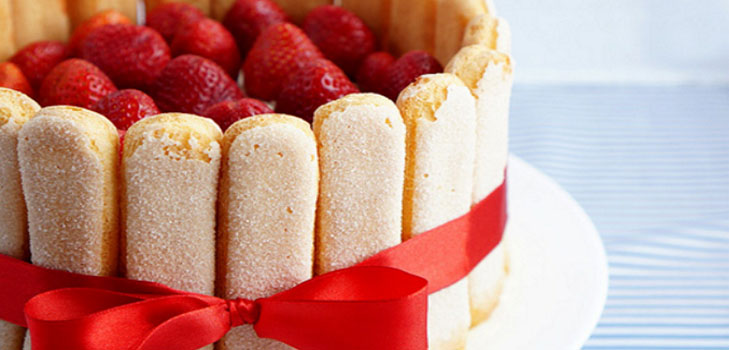 สูตรวันหยุดสำหรับ tiramisu สตรอเบอร์รี่สำหรับสุภาพสตรีที่สวยงาม