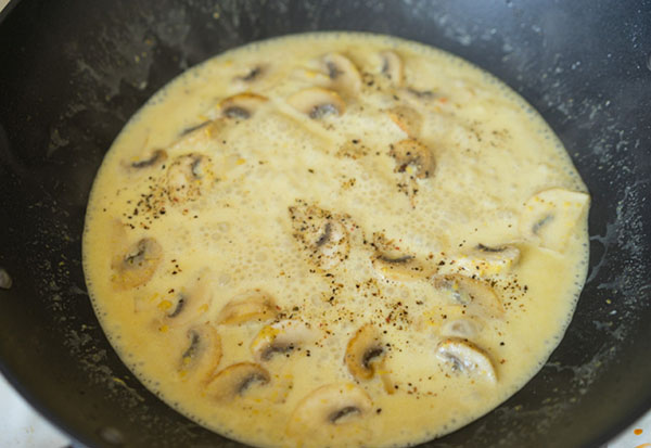 สูตรง่ายๆ: ไก่กับเห็ดในซอสมัสตาร์ดครีม