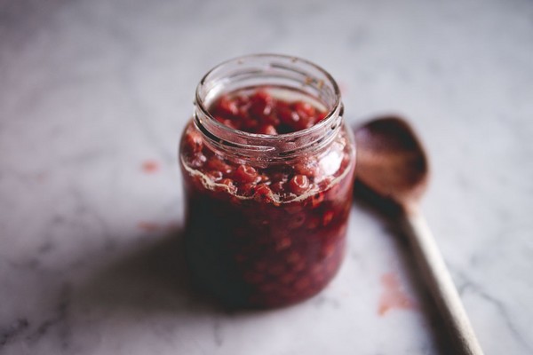 Rowan สำหรับฤดูหนาว: สูตรสำหรับบิลเล็ตจาก chokeberry แดงและสีดำตามปกติ