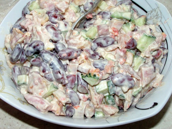 สลัดกับถั่วกระป๋อง: สูตรอร่อยและง่าย 