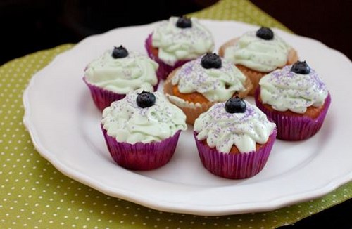 สูตรที่อร่อยที่สุดของ capkake: ช็อกโกแลตเต้านมกับสีเหลืองอ่อน