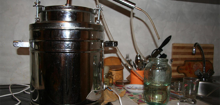 สูตรคลาสสิกสำหรับ moonshine จากน้ำเบิร์ช
