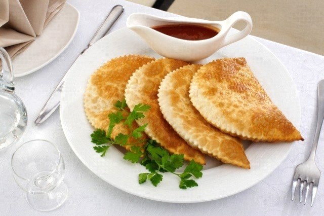 chebureks บนโต๊ะ