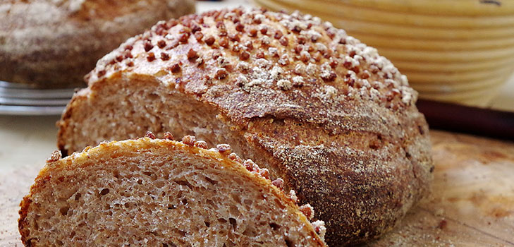 สูตรสำหรับขนมปังอร่อยและมีสุขภาพดีกับ buckwheat สะเก็ด