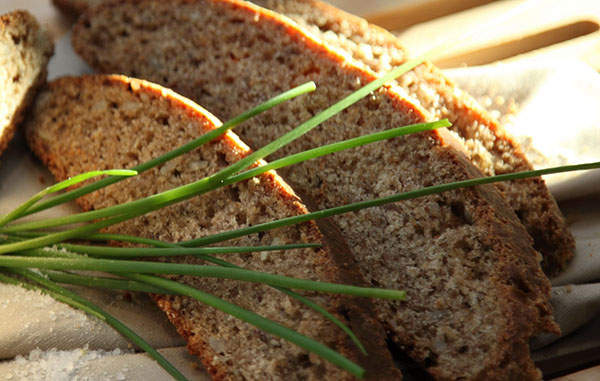 รายละเอียดปลีกย่อยของการทำขนมปังกับซอส buckwheat: สูตรสำหรับการอบที่เป็นประโยชน์และน่ารื่นรมย์