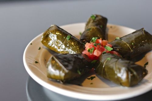 สูตรสำหรับการเก็บเกี่ยวใบองุ่นสำหรับ dolma วิธีการดองใบเถาสำหรับ dolma