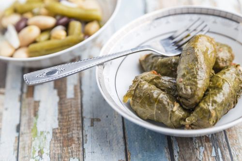 การเก็บเกี่ยวใบเถาสำหรับ dolma สำหรับฤดูหนาว ใบองุ่นสำหรับฤดูหนาว: วิธีการสมคบ