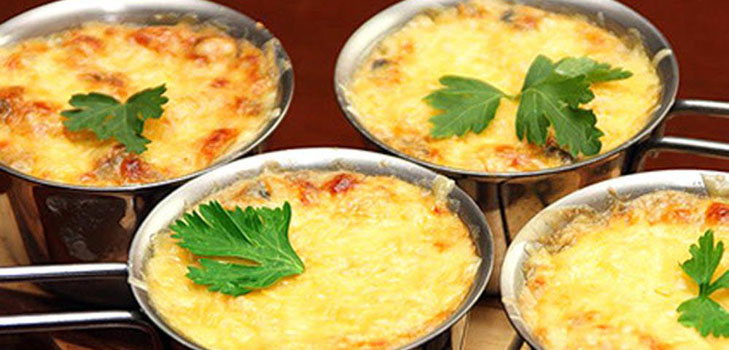 Julienne กับไก่และเห็ด: วิธีการปรุงอาหารที่บ้าน