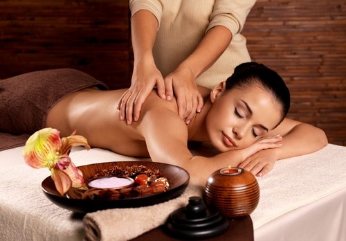 นวดแผนไทยใน CROWN THAI SPA - สัมผัสความสุข